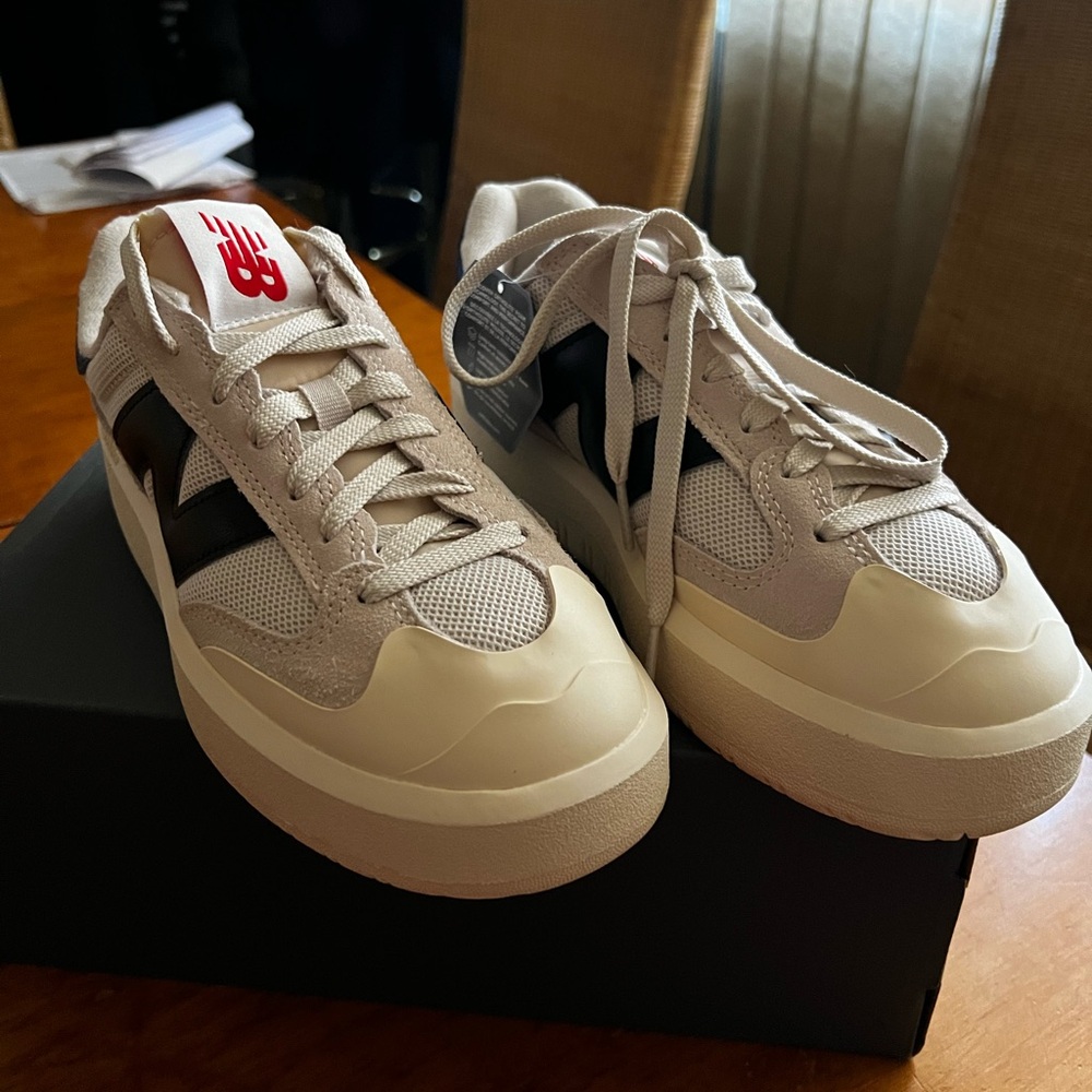 Brandnew New Balance size 8 women or 7 mens (25 cm)